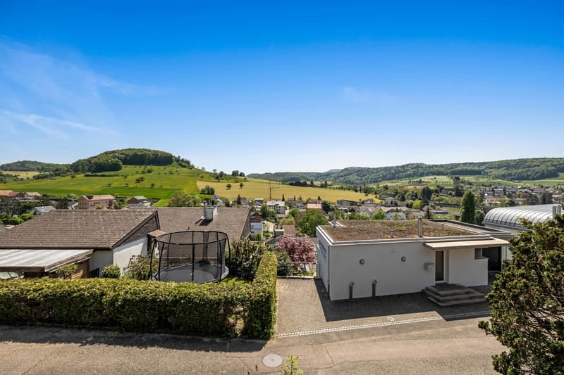 Maison de famille exclusive avec piscine, vue lointaine dans un emplacement ensoleillé (11)