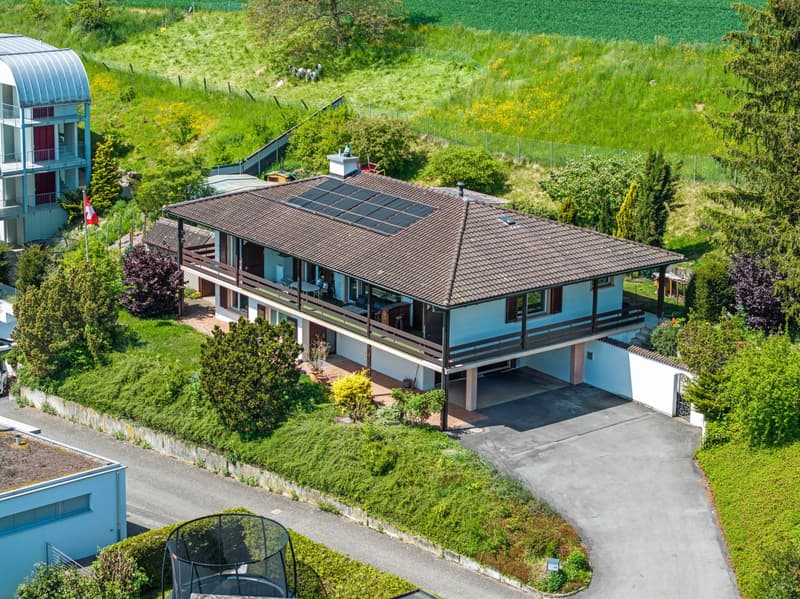 Maison de famille exclusive avec piscine, vue lointaine dans un emplacement ensoleillé (2)