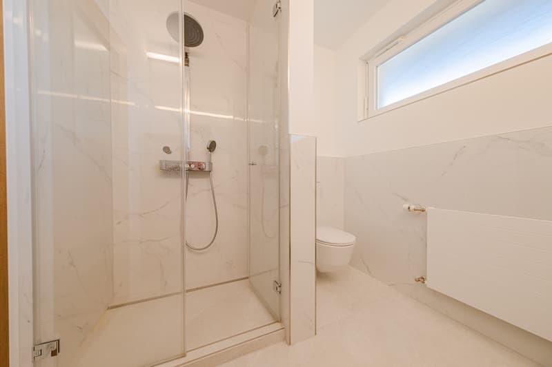 Maison de famille exclusive avec piscine, vue lointaine dans un emplacement ensoleillé (7)