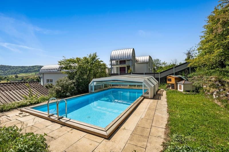 Maison de famille exclusive avec piscine, vue lointaine dans un emplacement ensoleillé (10)