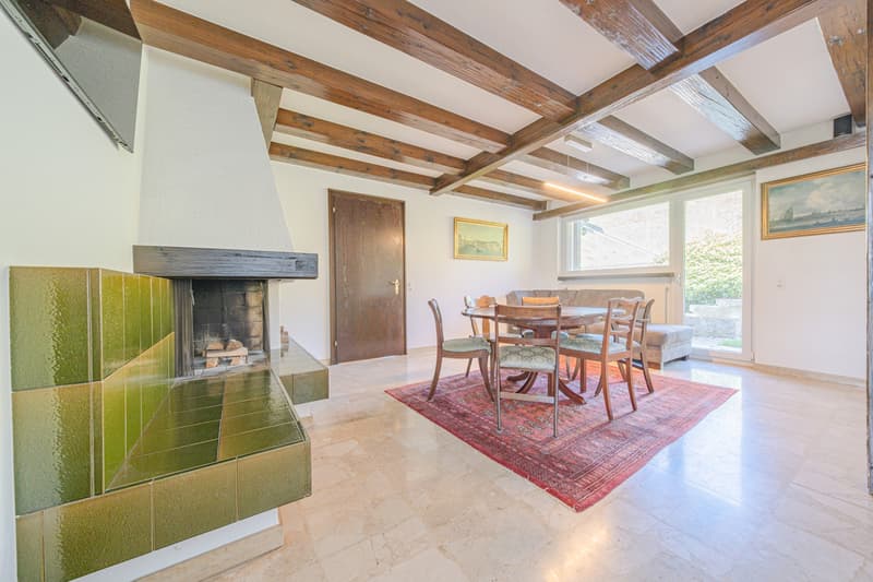 Maison de famille exclusive avec piscine, vue lointaine dans un emplacement ensoleillé (6)
