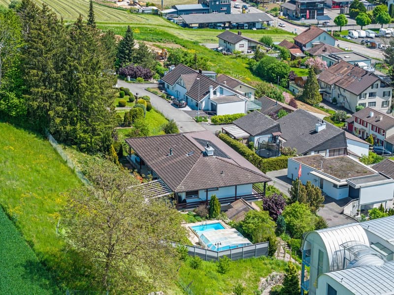 Maison de famille exclusive avec piscine, vue lointaine dans un emplacement ensoleillé (12)
