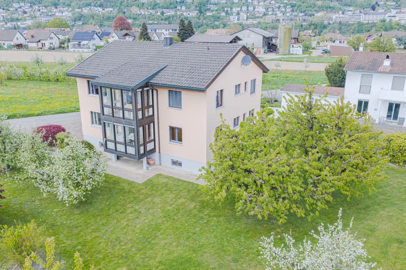 Living with a wide view - well-maintained two-family house in a green area (1)