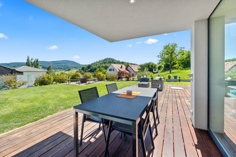 Überdachte Terrasse mit Weitblick