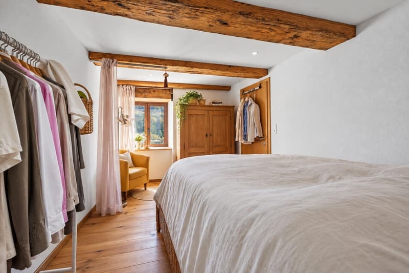Schlafzimmer mit Ankleide_KI-bearbeitet