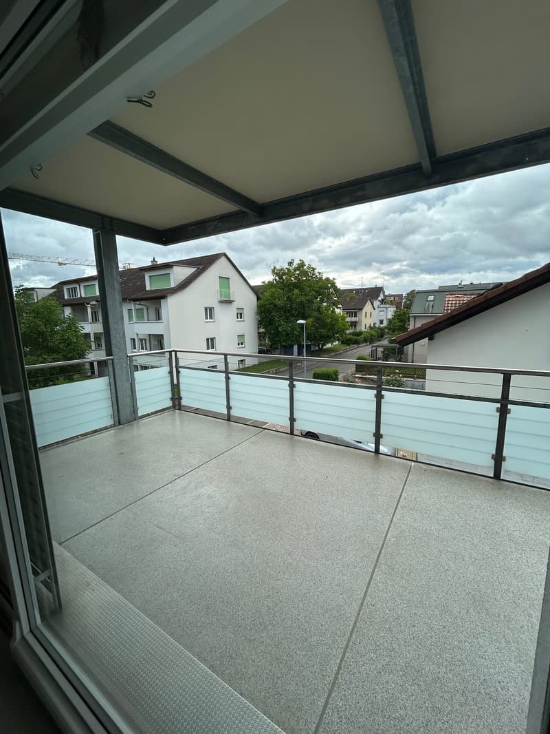 Helle 4.5-Zimmer-Wohnung mit grossem Balkon zu vermieten (1)