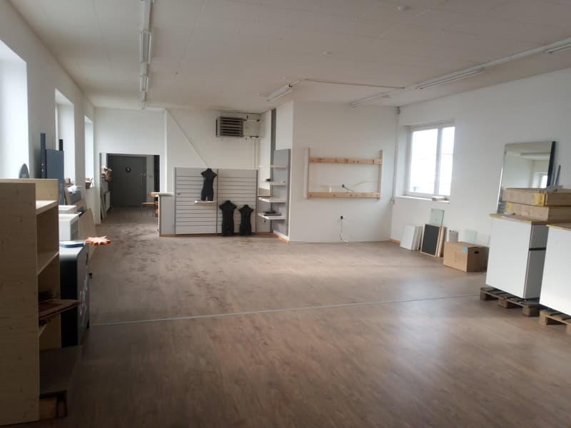empty room, wooden floor, white walls, windows, shelves, boxes, air conditioner