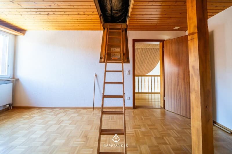 Bright 4.5-room apartment with high ceilings and chimney in Bottmingen (12)