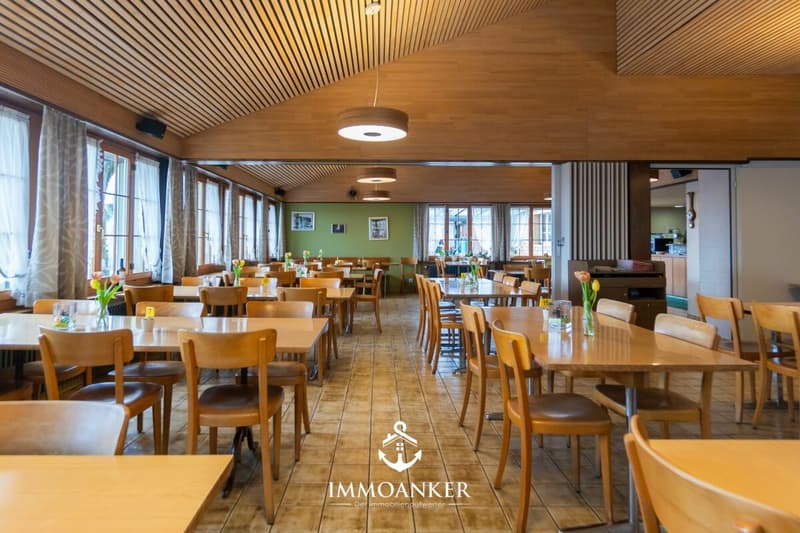 Restaurant réussi avec appartement 4,5 pièces et beaucoup d'espace environnant sur la pente sud (10)
