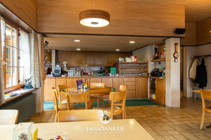 Restaurant réussi avec appartement 4,5 pièces et beaucoup d'espace environnant sur la pente sud (5)