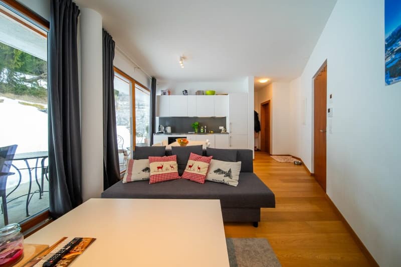 Modern 2.5-room terrace apartment with 20 m² terrace in Laax (3)