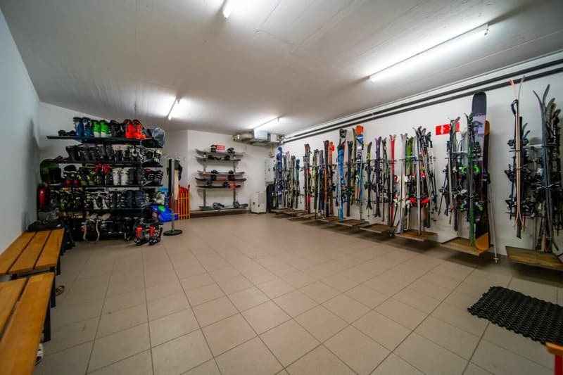 Modern 2.5-room terrace apartment with 20 m² terrace in Laax (12)