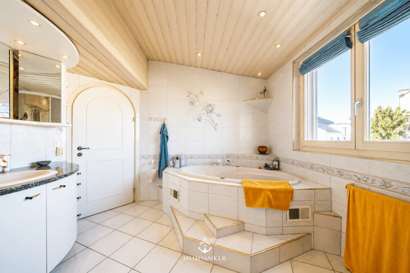 Living, Working, or Renting - 7.5-Room House with Commercial Share and Versatile Potential (17)