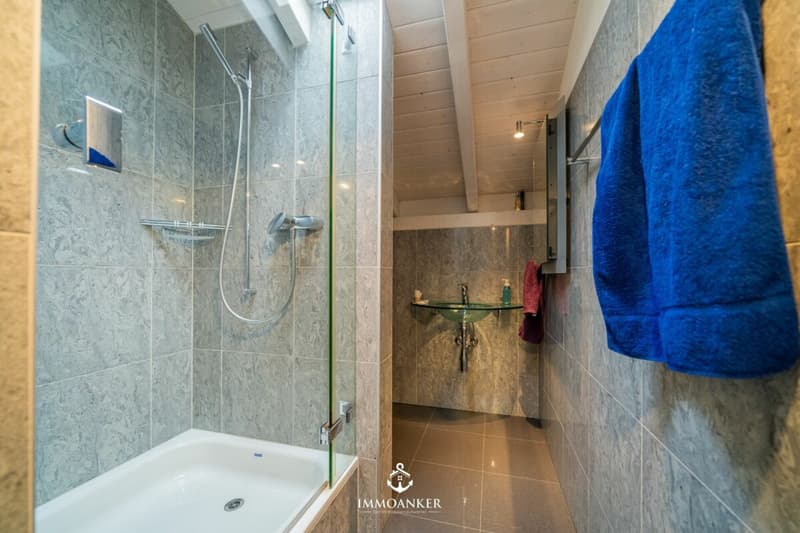 Casa a schiera architettonica con spazio, luce e privacy a Gockhausen (9)