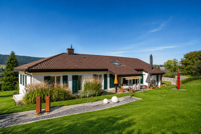 Spacious 6.5-room single-family house with a lot of land and development potential in Dänikon (18)