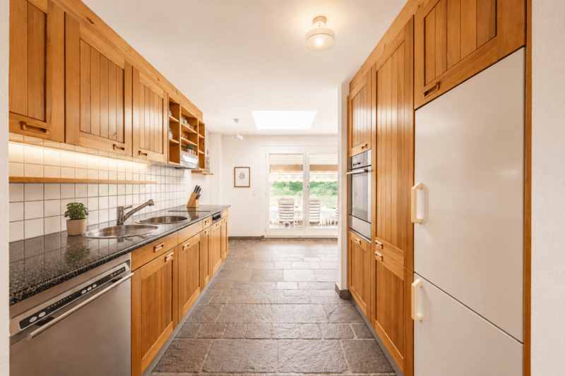 Spacious 6.5-room single-family house with a lot of land and development potential in Dänikon (12)