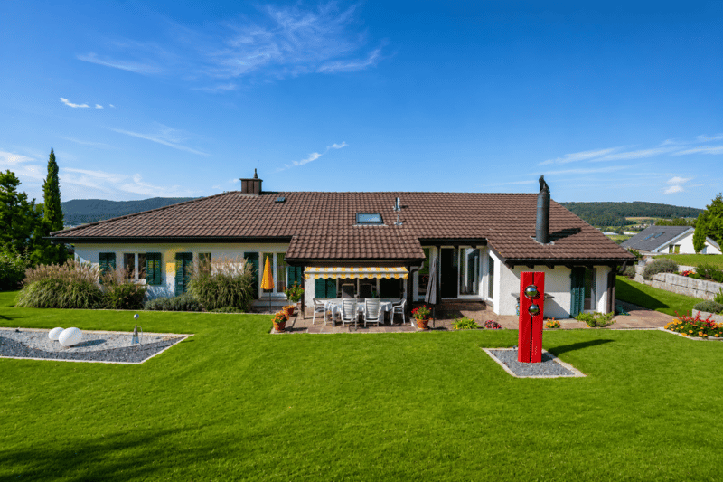 Spacious 6.5-room single-family house with a lot of land and development potential in Dänikon (2)