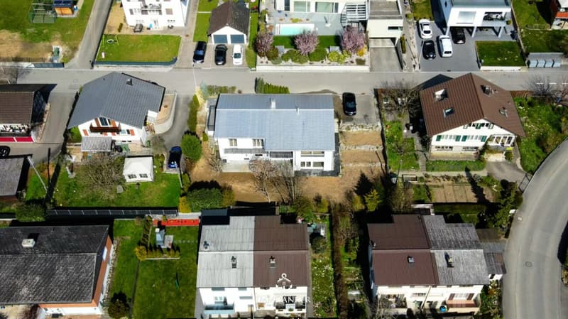 Ampia casa unifamiliare di 8 camere con dependance e ristrutturazione moderna a Hägendorf (12)