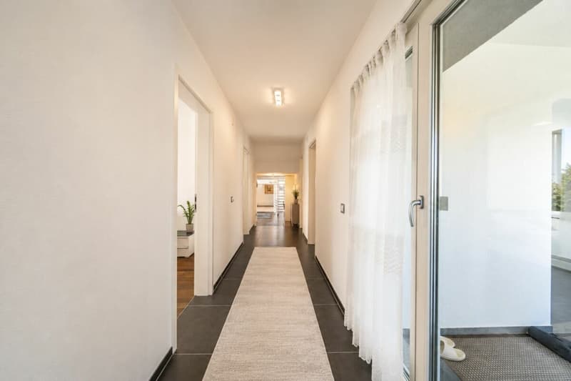Luxuriöses Wohnen direkt am Rhein - exklusives 6.5-Zimmer-Einfamilienhaus mit traumhafter Aussicht (5)