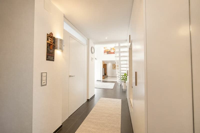 Luxuriöses Wohnen direkt am Rhein - exklusives 6.5-Zimmer-Einfamilienhaus mit traumhafter Aussicht (6)