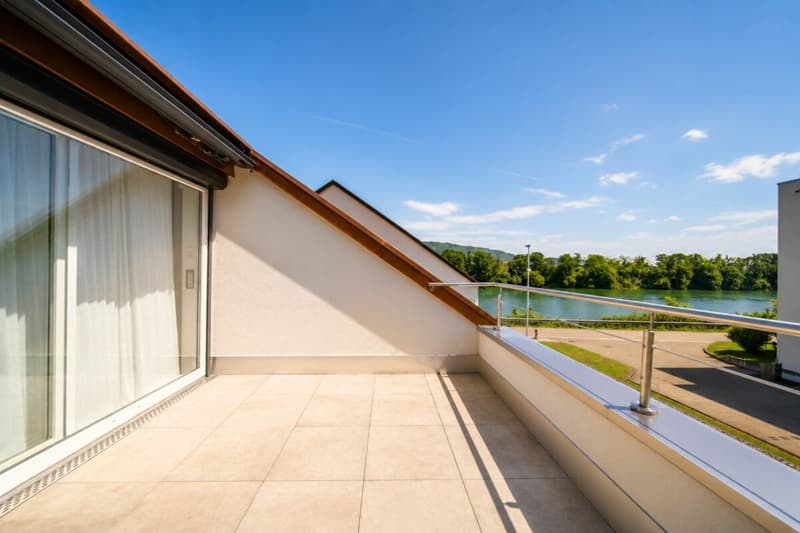 Luxuriöses Wohnen direkt am Rhein - exklusives 6.5-Zimmer-Einfamilienhaus mit traumhafter Aussicht (9)