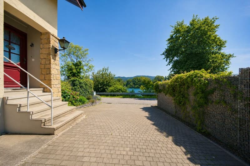 Ein Zuhause am Rhein mit Naturpool und Ausbaupotenzial - exklusives 8.5-Zimmer-Einfamilienhaus (14)