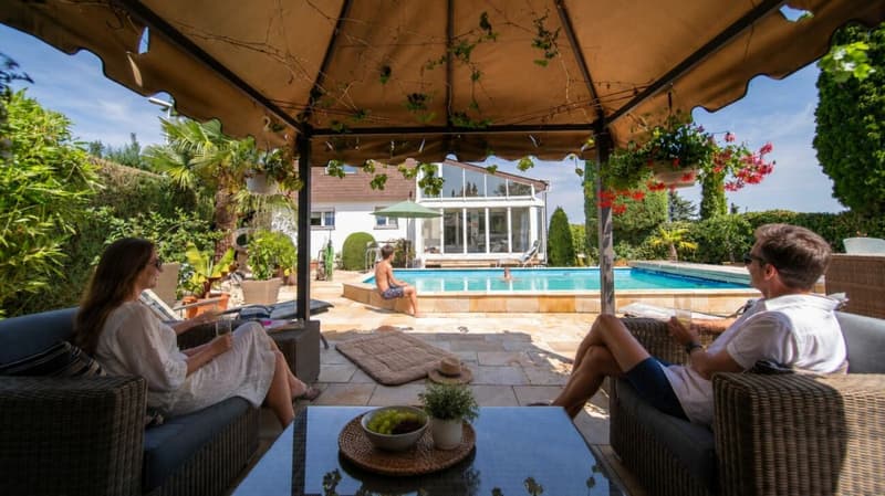Exklusives Familienparadies mit Pool und Weitblick - grosszügiges 10-Zimmer-Einfamilienhaus in Bergdietikon (19)