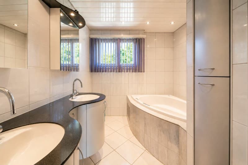 Exklusives Familienparadies mit Pool und Weitblick - grosszügiges 10-Zimmer-Einfamilienhaus in Bergdietikon (24)