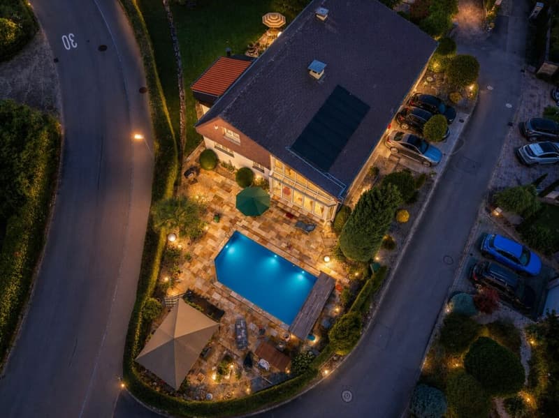 Exklusives Familienparadies mit Pool und Weitblick - grosszügiges 10-Zimmer-Einfamilienhaus in Bergdietikon (4)