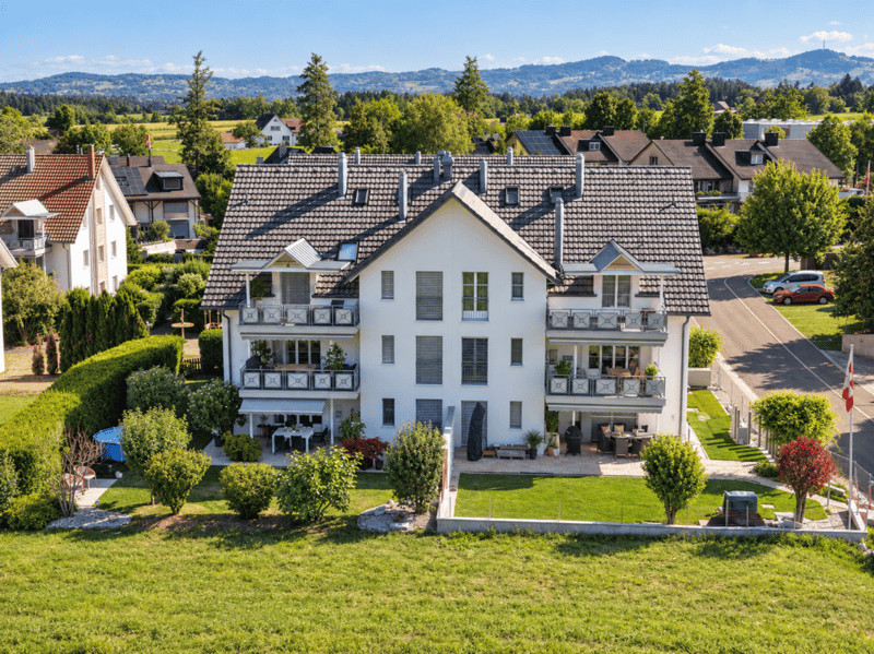 Wohnen mit Weitblick - charmante 4.5-Zimmer-Duplexwohnung mit Holzambiente und Sicht auf den Pfannenstiel (2)