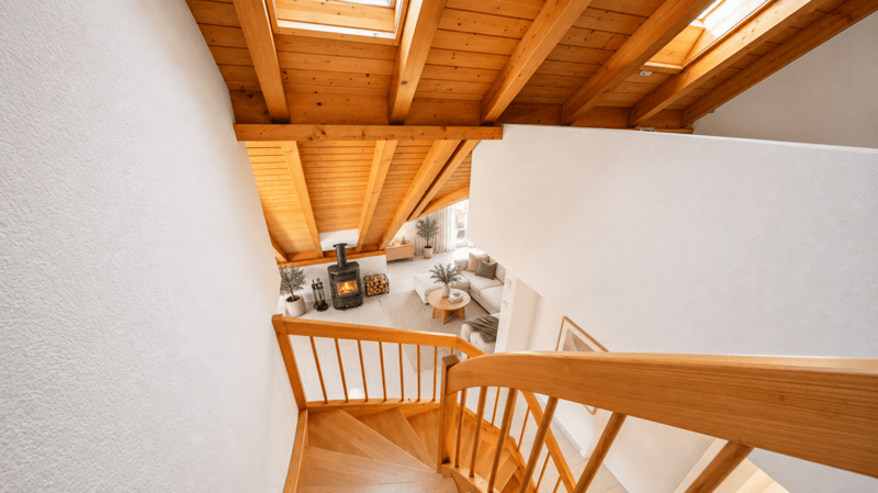 Wohnen mit Weitblick - charmante 4.5-Zimmer-Duplexwohnung mit Holzambiente und Sicht auf den Pfannenstiel (5)