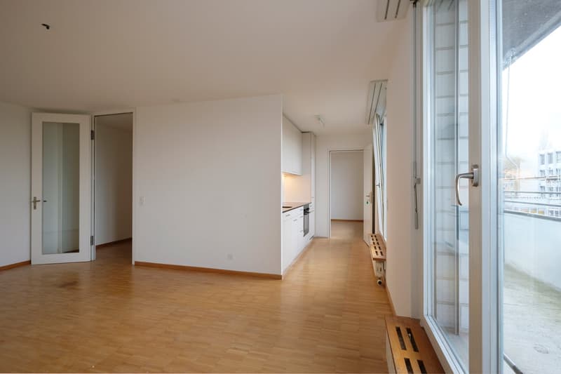 Charmante 2.5-Zimmer-Wohnung mit Balkon und Stadtblick in Basel (5)