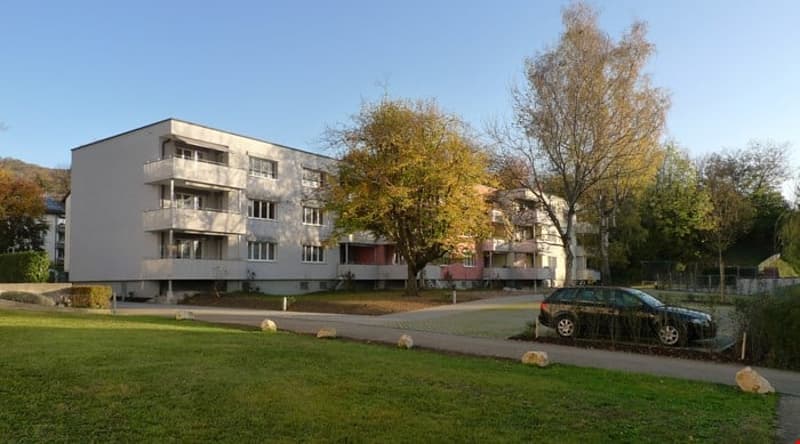Garten mit Parkplätzen