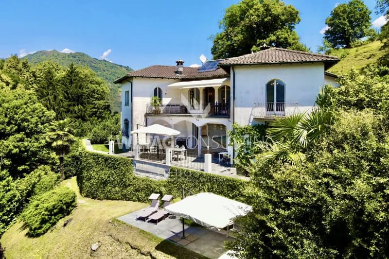 Herrschaftliche Villa mit Hallenbad in Vaglio zu verkaufen (1)