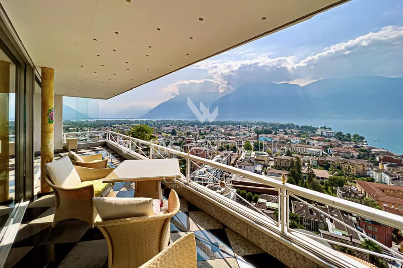 Grosszügige Luxusvilla mit fantastischem Seeblick in Ascona zum Verkauf (2)