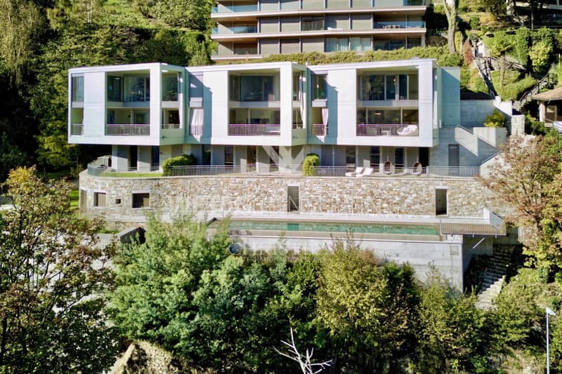 Vico Morcote: Moderne Villa in schöner Wohnanlage mit Garten und 180° Blick auf den Luganersee zu verkaufen (1)