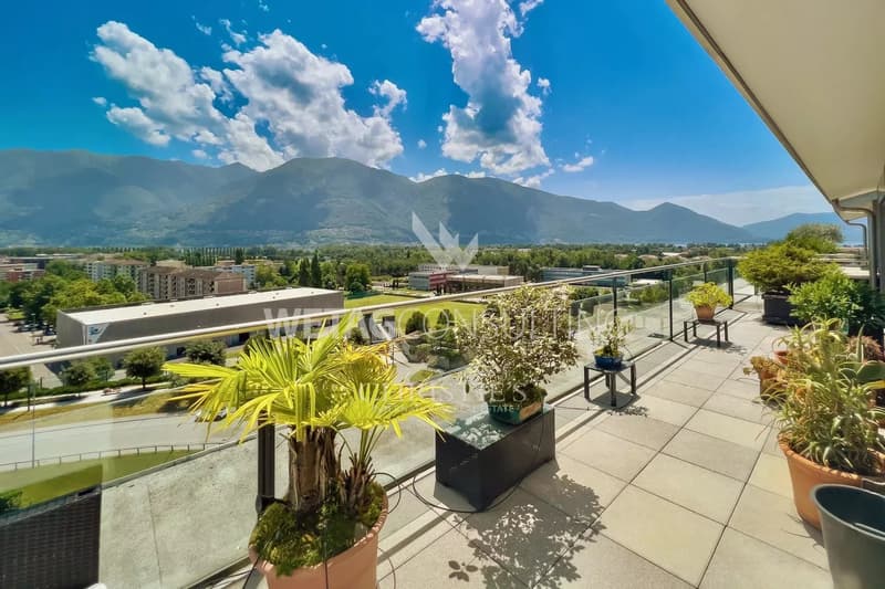 Penthouse duplex con vista a 360 gradi in posizione centrale con vista sul Lago Maggiore in vendita a Locarno (1)