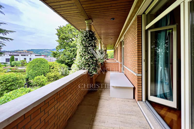 Villa spacieuse et majestueuse entourée d'espaces verts à vendre à Mendrisio (6)