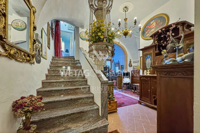 Casa patrizia storica con cortile interno in vendita a Brissago (10)