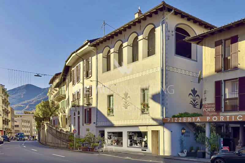 Casa patrizia storica con cortile interno in vendita a Brissago (1)