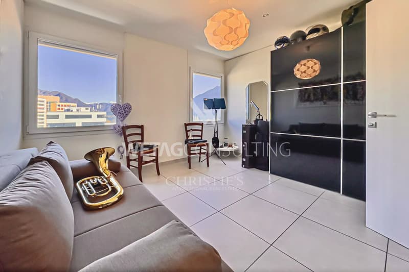 Modern penthouse apartment with lake view in central location in Locarno for sale (11)