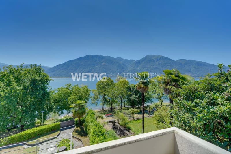 Villa elegante con giardino in posizione esclusiva direttamente sulla passeggiata lacustre del Lago Maggiore in vendita (1)