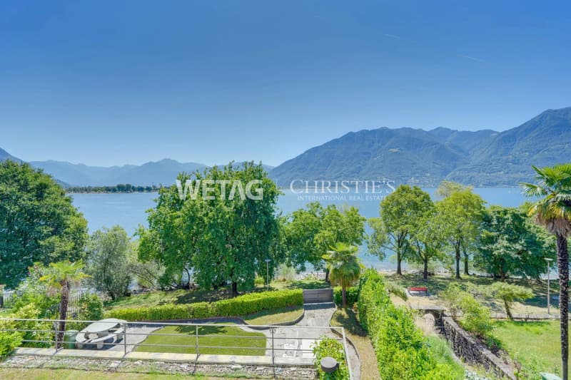 Villa elegante con giardino in posizione esclusiva direttamente sulla passeggiata lacustre del Lago Maggiore in vendita (11)