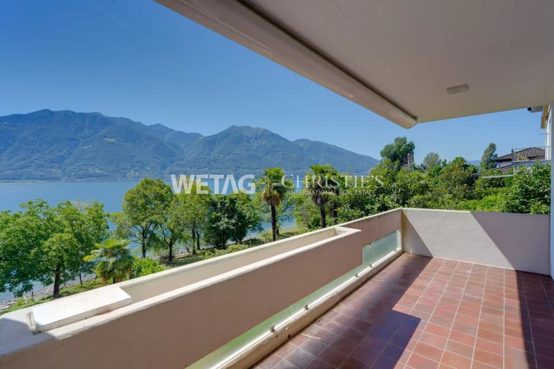 Villa elegante con giardino in posizione esclusiva direttamente sulla passeggiata lacustre del Lago Maggiore in vendita (3)