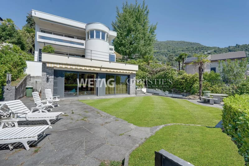 Villa elegante con giardino in posizione esclusiva direttamente sulla passeggiata lacustre del Lago Maggiore in vendita (2)