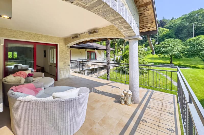 Propriété spacieuse dans le vert avec villa principale, maison d'hôtes et grotte indépendante, à vendre à Rivera-Monteceneri (2)