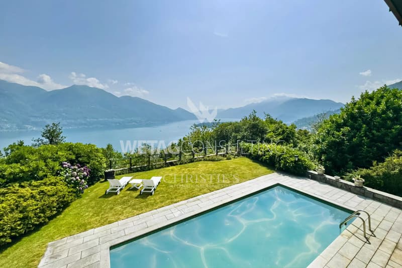 Minusio: Villa élégante avec vue panoramique sur le lac, piscine extérieure & entourée de verdure à vendre (2)