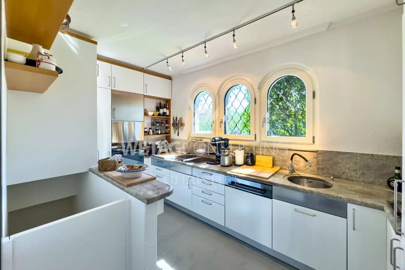 Villa élégante avec piscine à Lugano-Magliaso à vendre, située directement sur les rives du lac de Lugano (7)