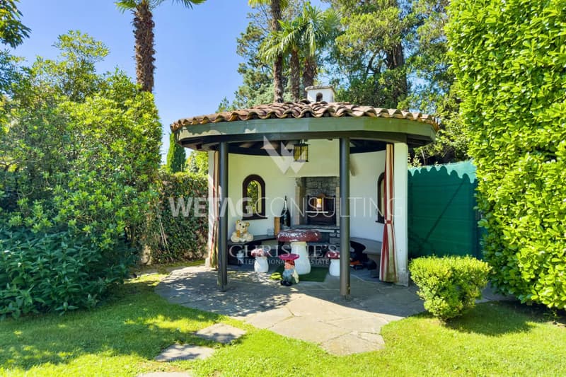 Villa élégante avec piscine à Lugano-Magliaso à vendre, située directement sur les rives du lac de Lugano (12)