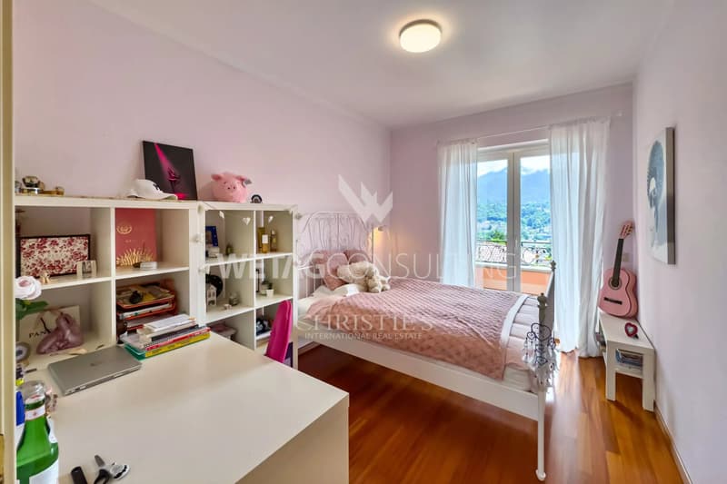 Zu verkaufen in Lugano-Manno elegante Villa mit Pool, grossem Garten & Dependance, auch ideal als Zweitwohnsitz (10)
